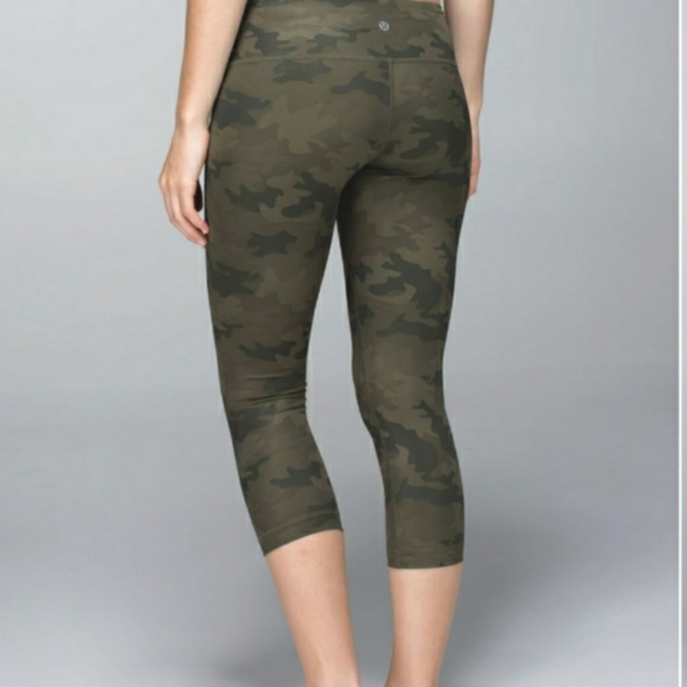 Lululemon Wunder Under Crop  Camo size 10